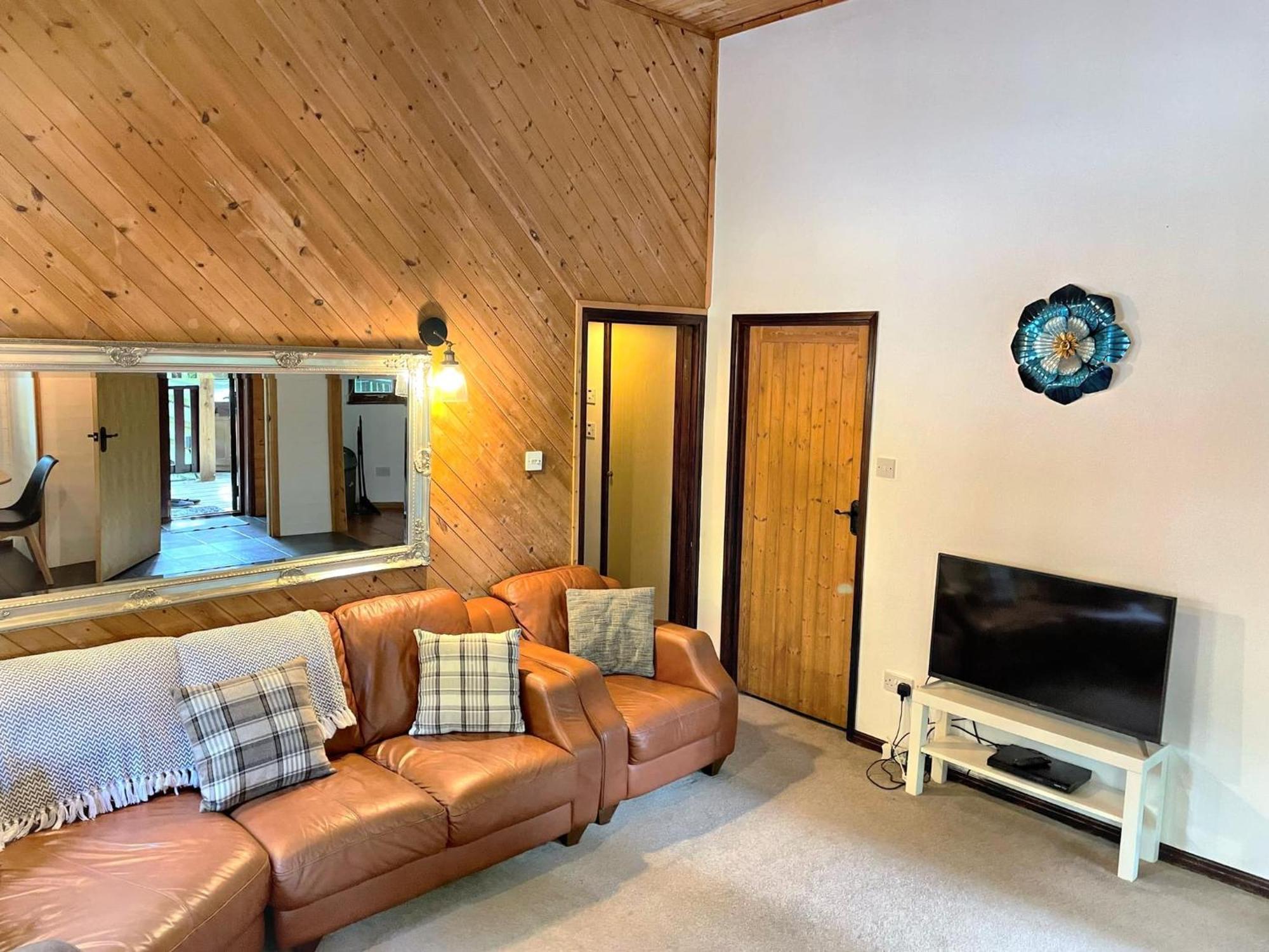 Goldcrest 3-Hot Tub-Woodland Lodges-Carmarthenshire-Tenby Экстерьер фото